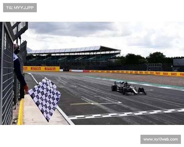 F1英国银石站雨战策略激烈 多队凭借进站换胎窗口逆袭